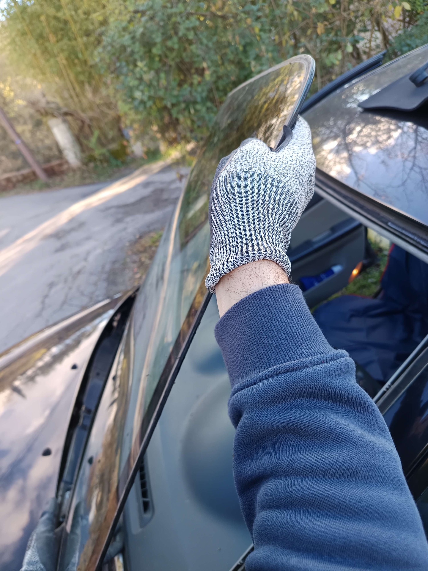 Retrait de l'ancien pare-brise avec gants de protection
